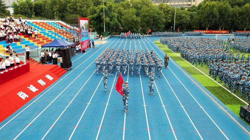 完美网页版举行2025级新生开学典礼暨军训总结大会.docx