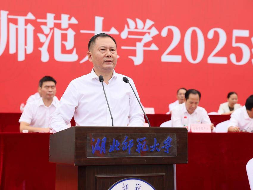 完美网页版举行2025级新生开学典礼暨军训总结大会.docx