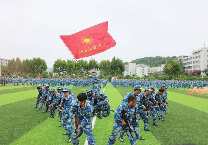 完美网页版举行2025级新生开学典礼暨军训总结大会.docx