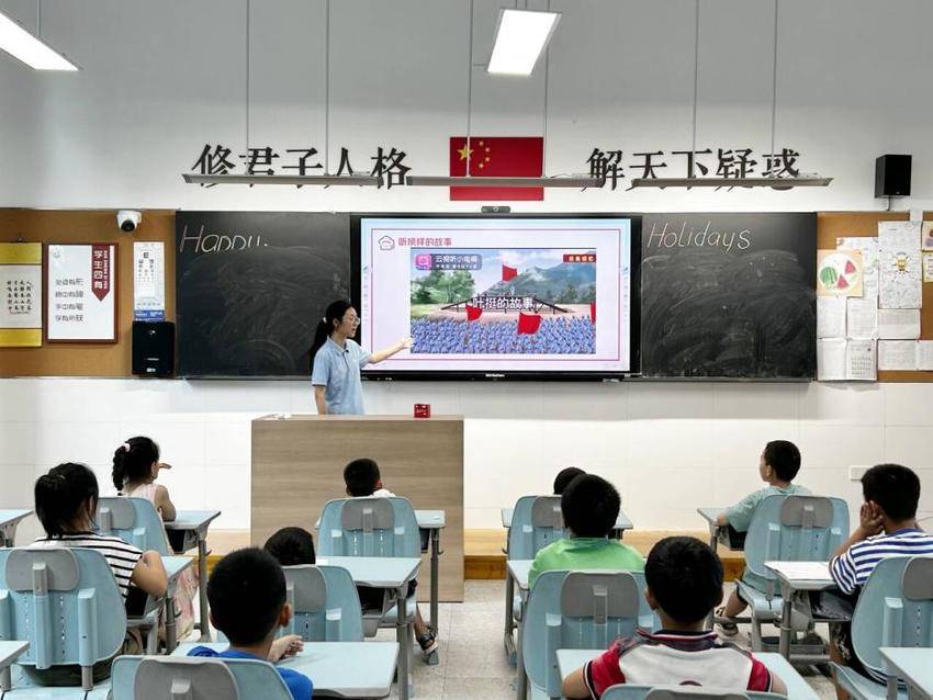 播撒红色火种 照亮童心征途.docx